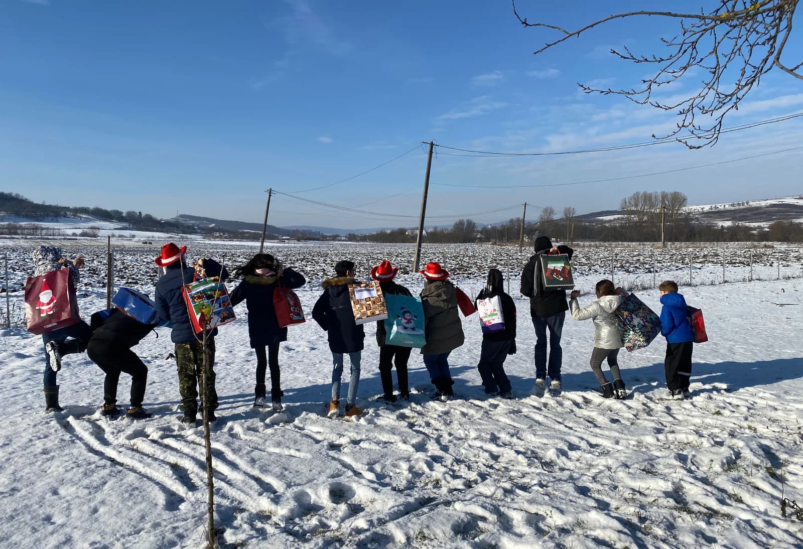 Un grup de copii și însoțitori la o ieșire în zăpadă