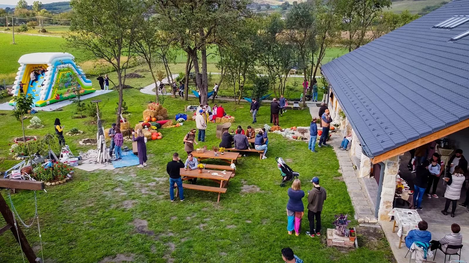 Copiii și comunitatea se întâlnesc în grădina Fundației Pas cu Pas din Borșa