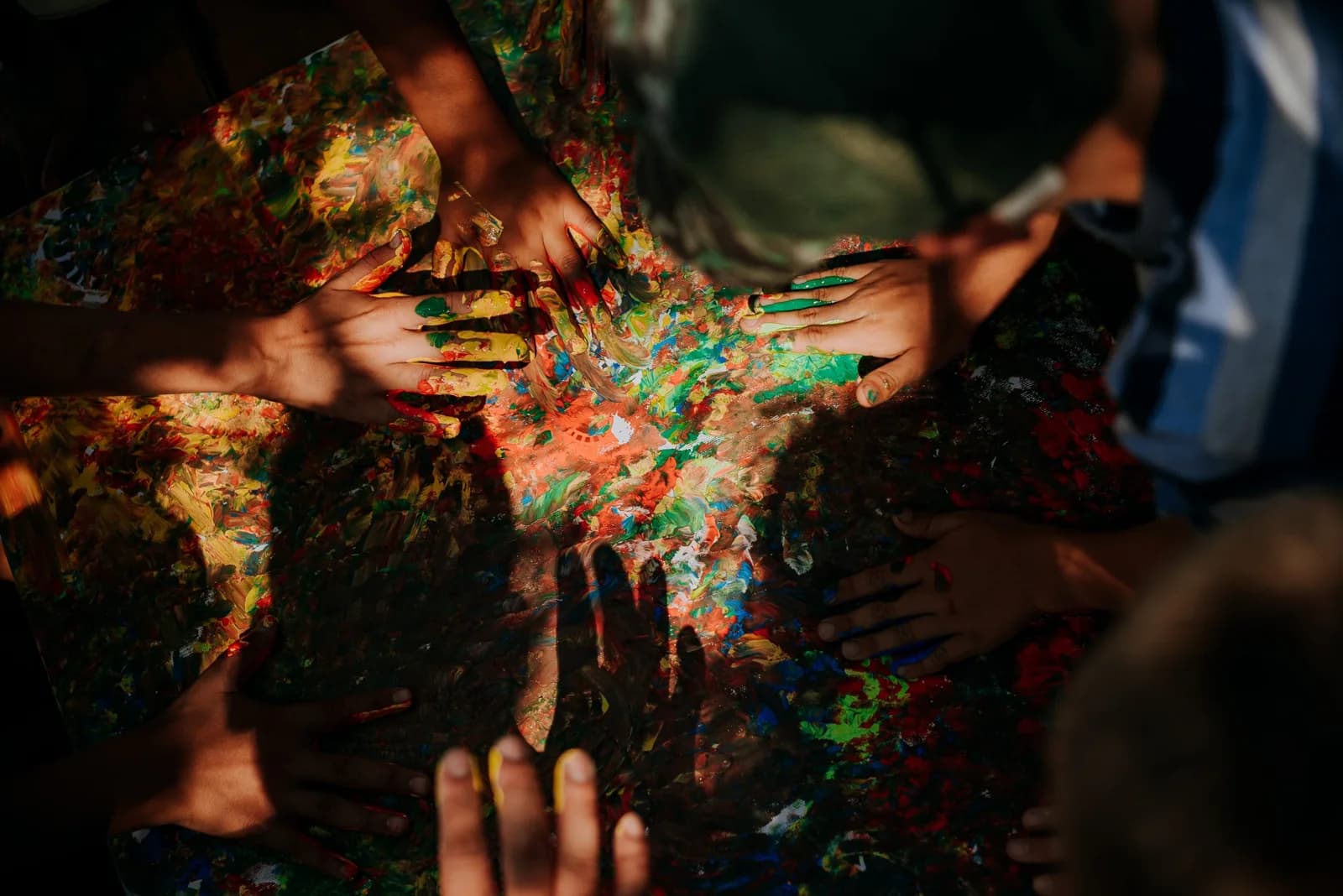 Copiii pictează împreună la Atelier