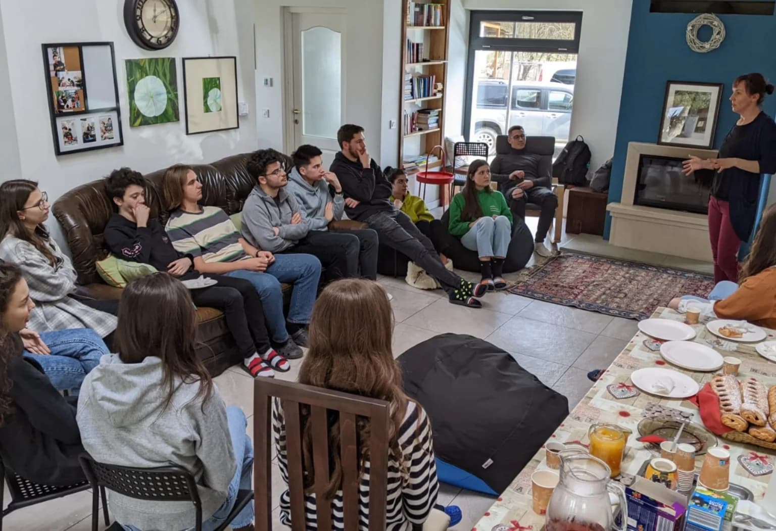 Un grup de voluntari reunit pentru o discuție la fundație
