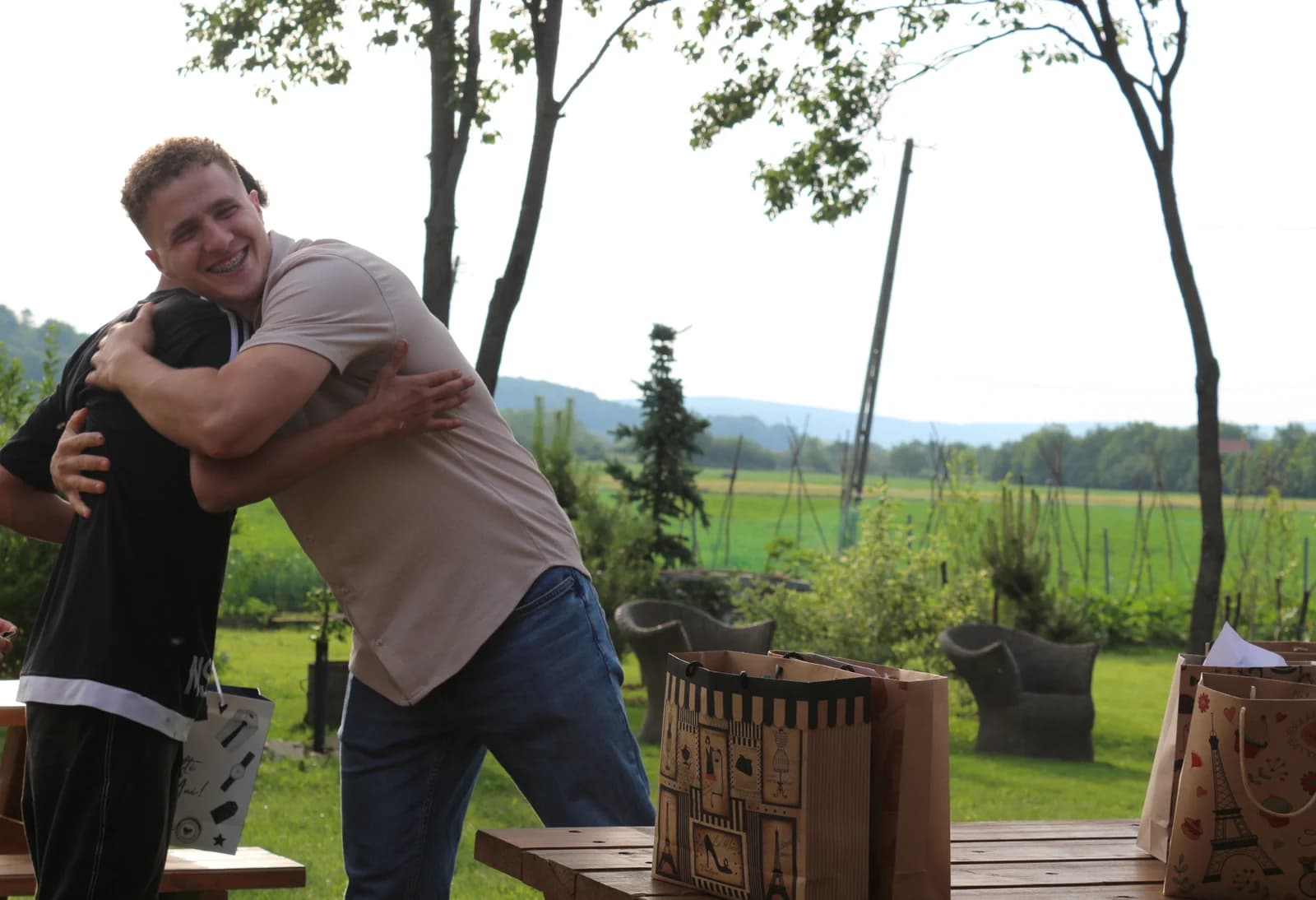 Un mentor îmbrățișează un tânăr la Borșa