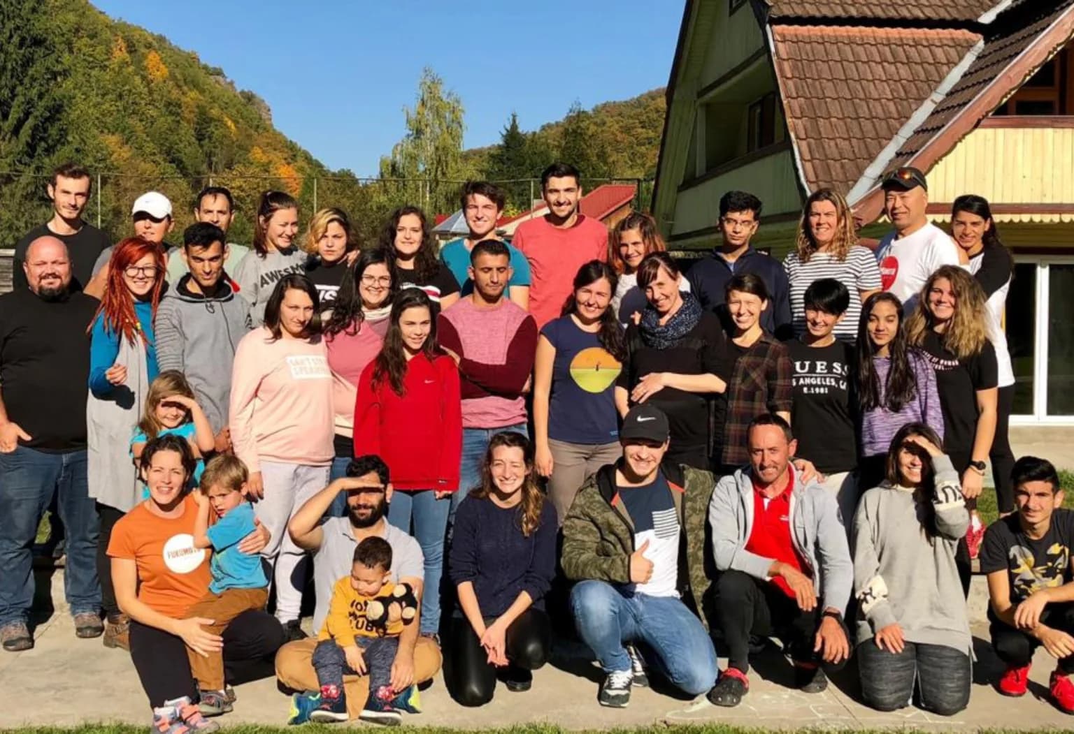 O fotografie de grup în curtea fundației